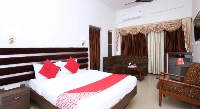 OYO 15887 Hotel Kanak
