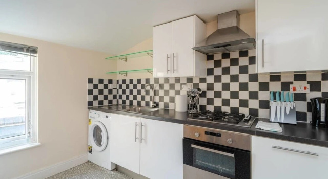 Quiet 2 Bedroom Apartment, Забронировать Апартаменты/квартира Лондон Большой Лондон, рядом с Баундс Грин