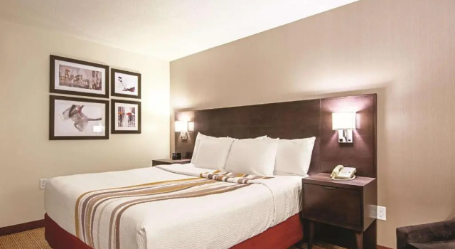Номер Standard с видом на горы La Quinta Inn by Wyndham Vancouver Airport