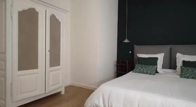 La tanière du grand singe, Rezerwuj Hotel Hotele w Owernia z parkingiem, Parking
