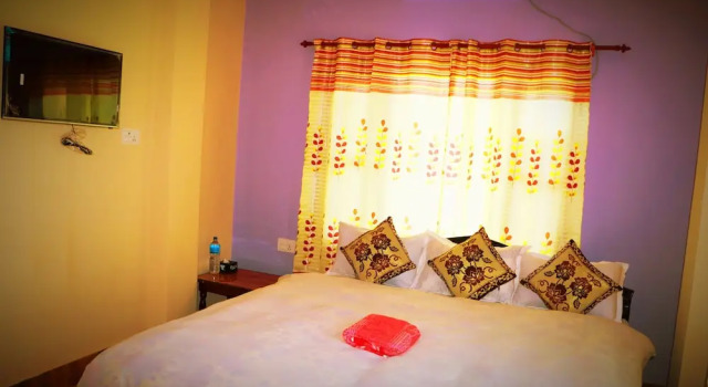 Двухместный номер Deluxe с балконом и с видом на сад Hotel National Park Sauraha- Homely Stay and Peaceful Location with Jungle Safari arrangements
