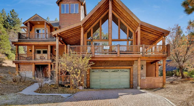 2597-The Village Timber Lodge, Забронировать Дом для отпуска Отели Биг-Бэр-Лейк с парковкой, рядом с Alpine Slide at Magic Mountain, Парковка