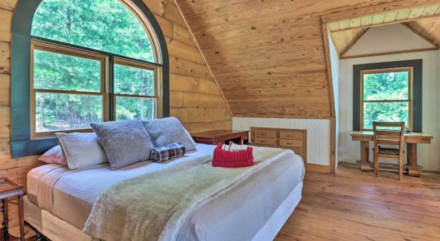 Deck + Game Room: Lakefront Landrum Cabin!, Book Feriehus Landrum South Carolina