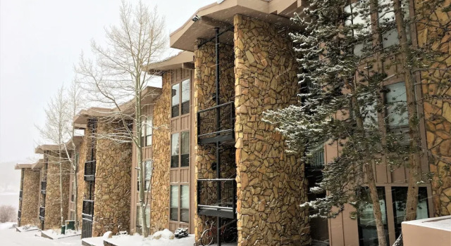 Lake Cliffe 2 Bed 2 Bath Views - 2 Br condo by RedAwning, Rezerwuj Hotel Hotele w Vail Ski z parkingiem, Parking