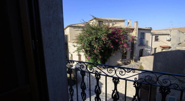 La Rupe, Book Hotel  