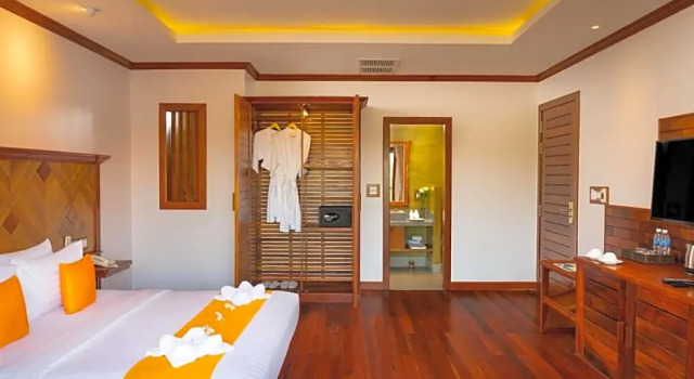 Двухместный номер Deluxe с балконом и с видом на бассейн Traditional Khmer House