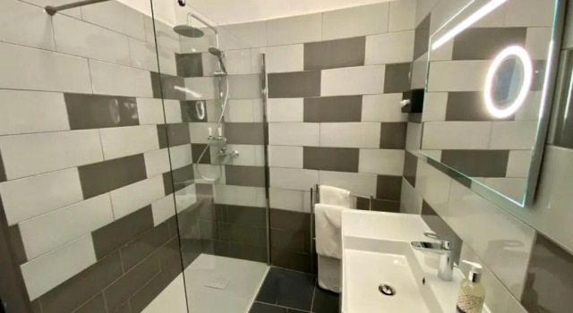 Трёхместный номер Standard с видом на внутренний двор Hotel Courbet
