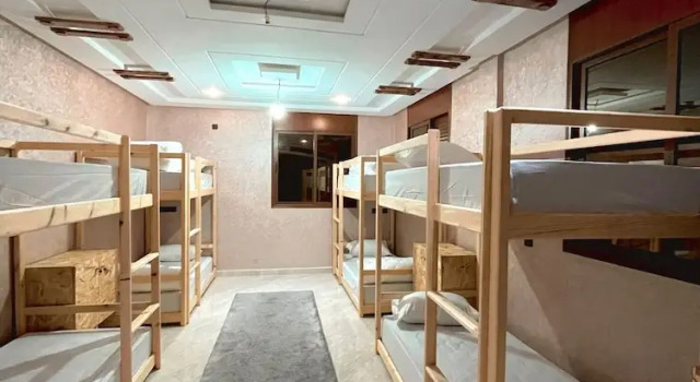 Кровать в общем номере Tayri Surf House Aourir