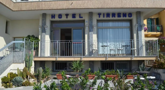 Hotel Tirreno, Забронировать Отель Алассио Ривьера-делле-Пальме, рядом с Alassio tourist's port