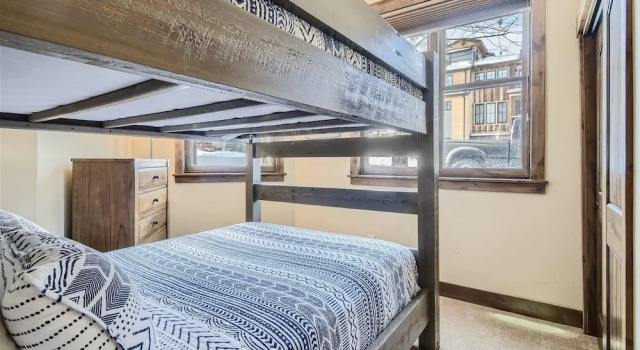 Номер Standard Condos Off Main 15 4 Bedroom Condo by RedAwning
