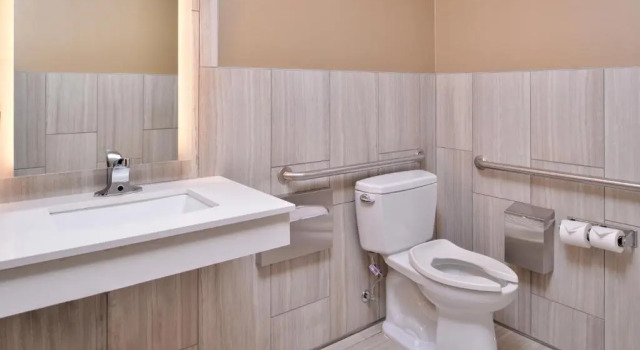 Четырёхместный номер Standard Holiday Inn Express Stockton Southeast by IHG