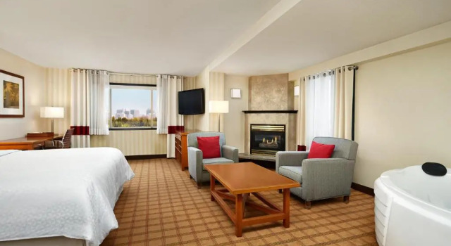 Двухместный люкс Four Points by Sheraton Edmonton South