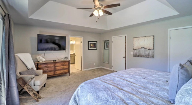 Renovated Riverfront Retreat w/ Deck & Grill!, Varaa Lomakoti Mountain View 