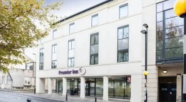 Номер Standard Premier Inn Bath City Centre