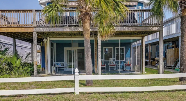 Апартаменты Below Deck Beach House: Walk to the Ocean