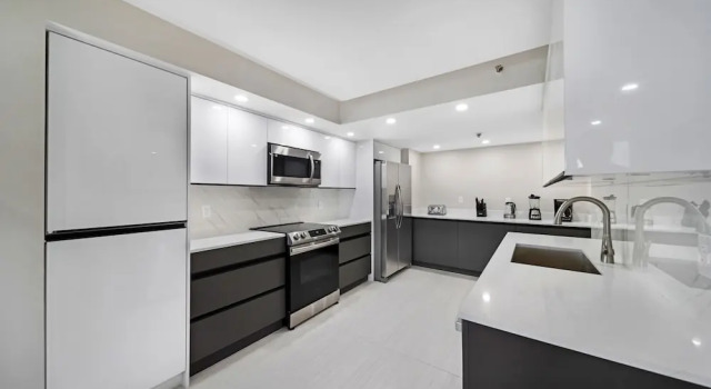 Апартаменты Deluxe c 1 комнатой с балконом и с видом на город StayCozy Apartments at The Grand
