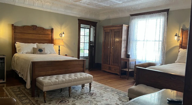 Четырёхместный номер Standard с видом на сад The Buxton Inn
