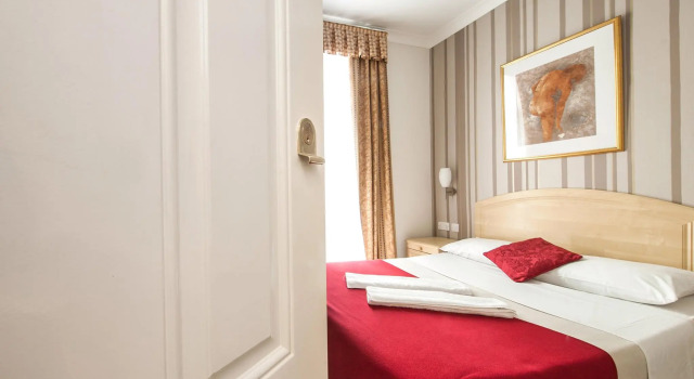 Кровать в общем номере Fairway Hotel
