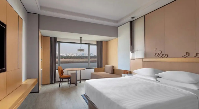 Четырёхместный номер Deluxe с видом на город Surat Marriott Hotel