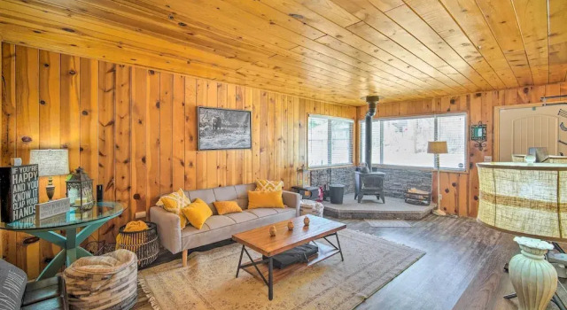 Mountain Chalet in Big Bear City, 5 Mi to Lake!, Забронировать Шале Отели в центре Биг-Бэар-Сити, в центре