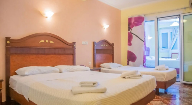 Четырёхместный семейный номер Standard с балконом Hotel Astoria