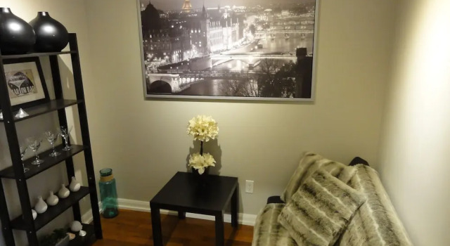 Beautifully Decorated 1BR Unit, Забронировать Отель Отели Торонто 3 звезды, рядом с Canadian Imperial Bank of Commerce, 3*
