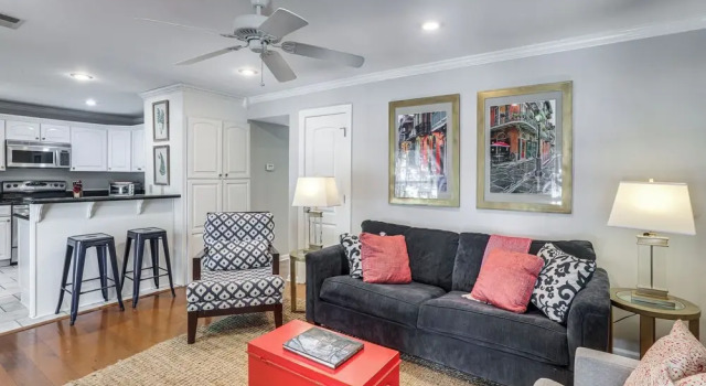 1 Block to The Square: Oxford Condo!