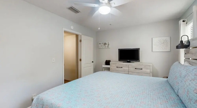Inviting Condo With an Outdoor Pool, Washer/dryer, & AC - Near the Beach, จอง โรงแรม St Simons Island จอร์เจีย