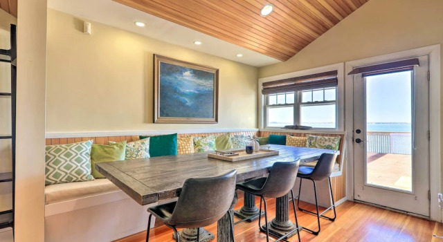 Waterfront Retreat w/ Deck ~ 7 Mi to Boston!, Rezerwuj Dom wakacyjny  