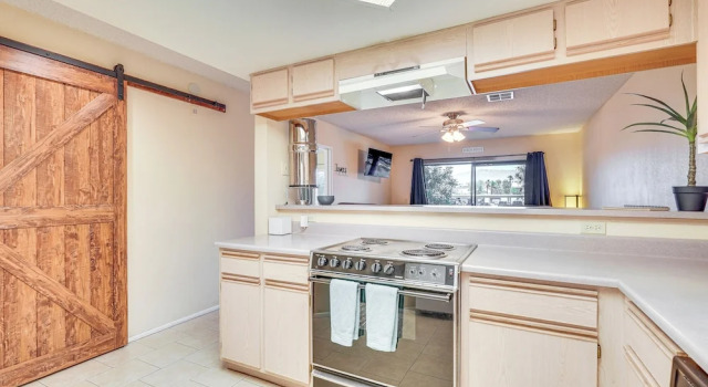 Апартаменты Walk to Golf & Beach: Queens Bay Resort Condo