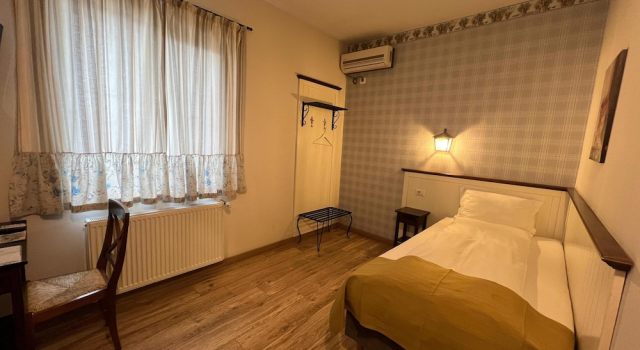 Boutique Hotel Piazzetta, Rezerwuj Hotel Bacau Carpathians - Romania