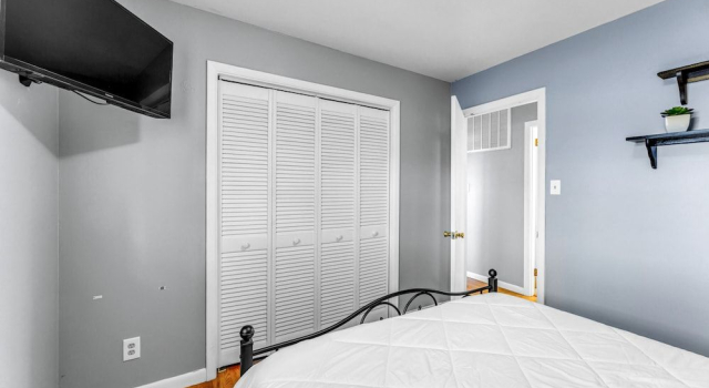Stay Awhile Charming Greensboro House Close to Must-See Places