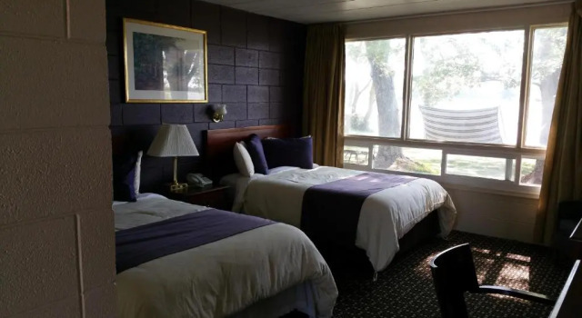 Четырёхместный номер Standard Riverview Motel