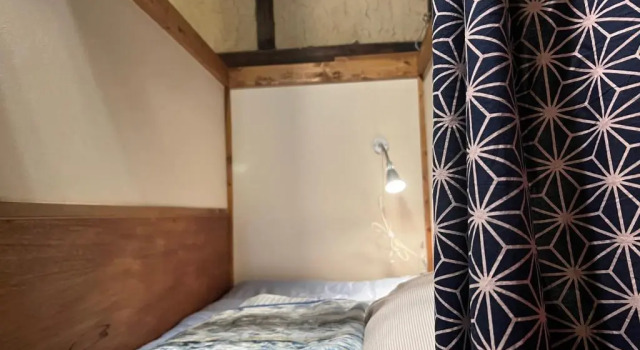 Кровать в общем номере Himeji 588 Guest House