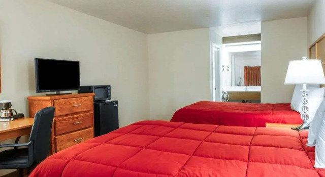 Четырёхместный номер Standard Rodeway Inn Humboldt Bay - Redwood Area