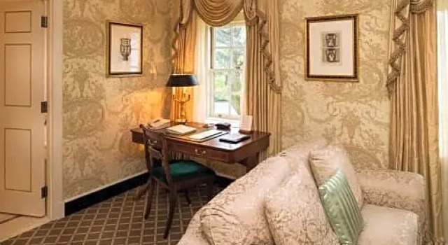 Номер Deluxe Williamsburg Inn, an official Colonial Williamsburg Hotel