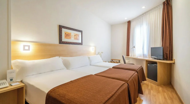 Трёхместный номер Superior Hotel Glòries