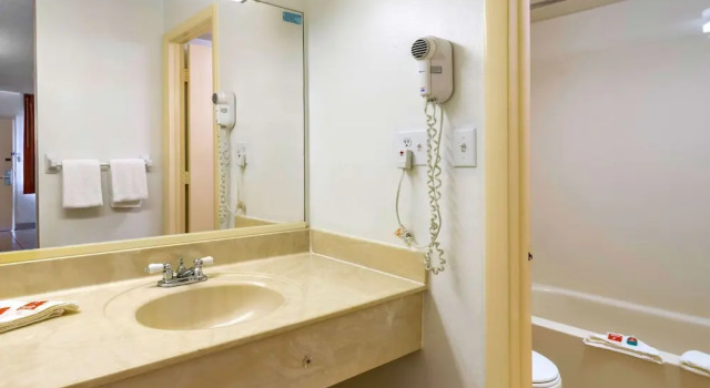 Четырёхместный номер Standard Цокольный этаж Econo Lodge Fort Myers North