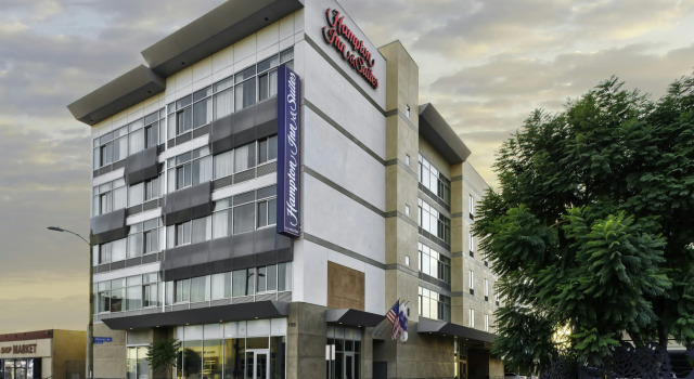 Hampton Inn & Suites Los Angeles/Hollywood, CA, Забронировать Отель Отели Голливуда с бассейном, рядом с Бульвар Голливуд, Бассейн