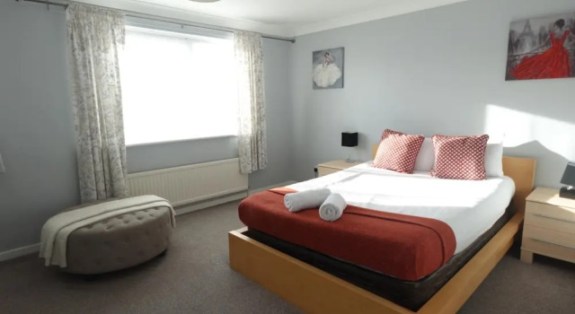 Huku Kwetu - Brentwood Townhouse, Забронировать Отель Отели Англии 3 звезды, 3*