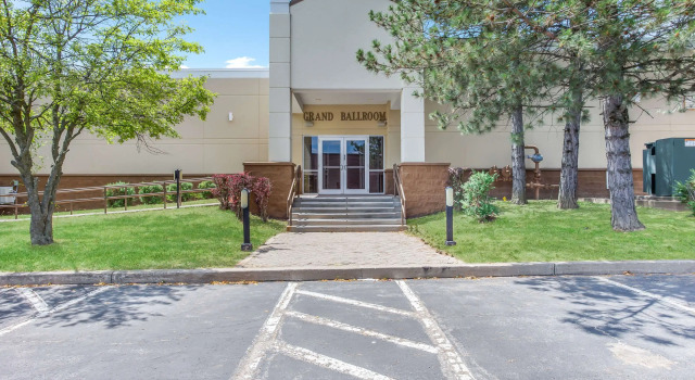 Burrstone Inn, Ascend Hotel Collection, Buchen Sie Hotel Utica New York State
