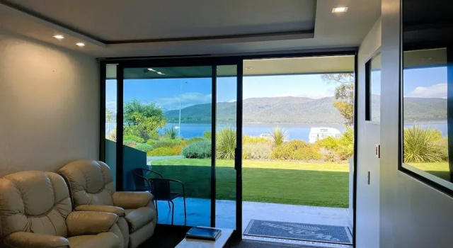 Люкс с балконом Fiordland Lakeview Motel and Apartments