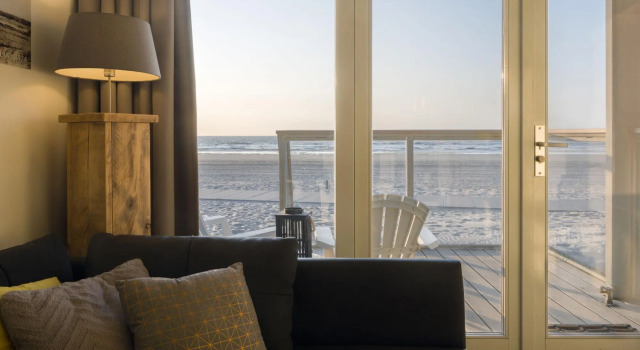 Beach House in a Dream Location on the Beach, Забронировать Отель Отели Южной Голландии с парковкой, Парковка