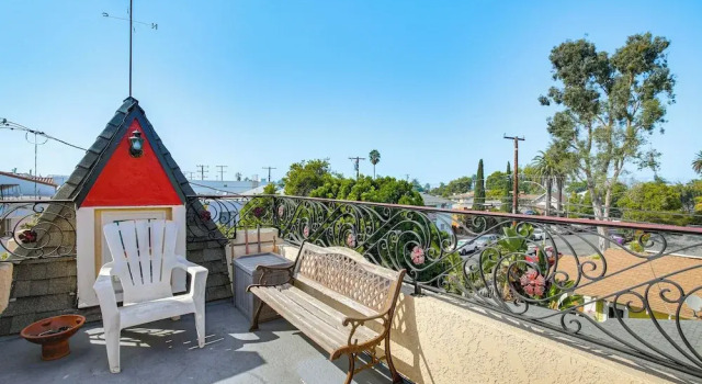 1 Mi to Ocean! Home w/ Rooftop Deck in Long Beach, Забронировать Дом для отпуска Лонг-Бич Большой Лос-Анджелес, рядом с Community Hospital of Long Beach
