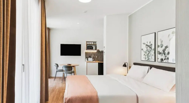Люкс Comfort с балконом Limehome Piraeus Port
