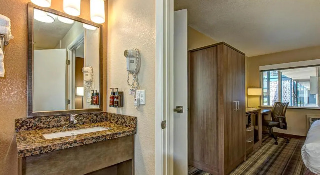 Zimmer Boulder University Inn