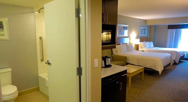 Четырёхместный люкс Holiday Inn Express & Suites Oshawa Downtown - Toronto Area by IHG