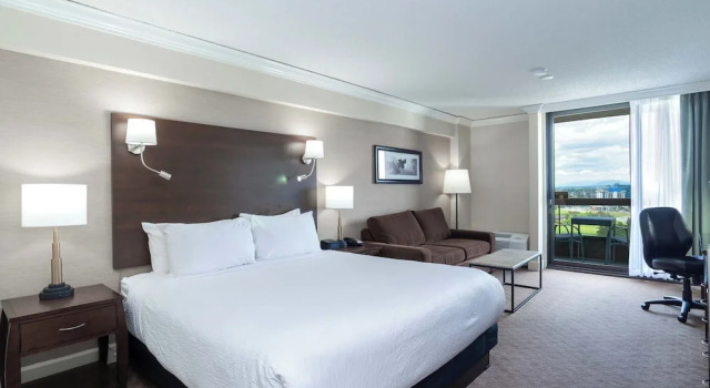Номер Deluxe с балконом и с красивым видом из окна Sandman Signature Vancouver Airport Hotel & Resort