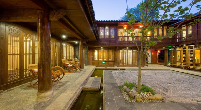 Lijiang Ancient Bridge Inn, Забронировать Отель Лицзян Юньнань, рядом с Улица Сквер-стрит Древнего города Даянь