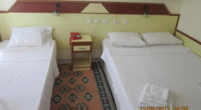 Трёхместный номер Standard Red Rose Hotel